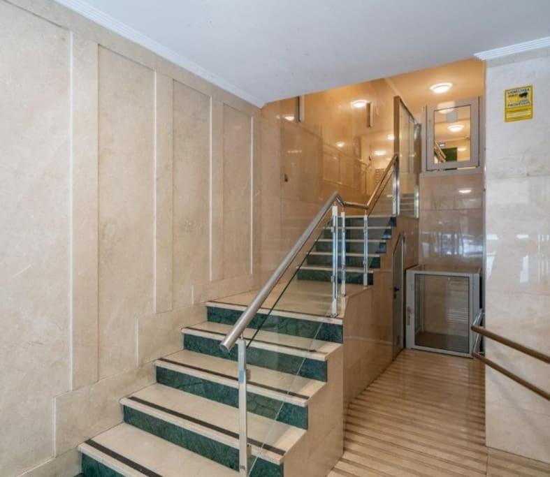 Centro. Bahia. Estaciones. Apartamento Santander